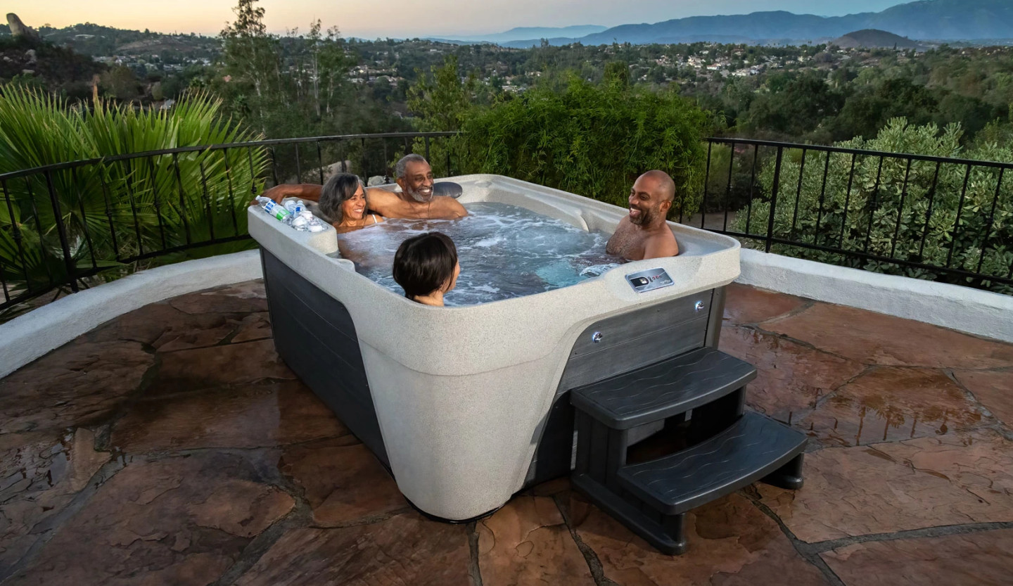 Freeflow Premier 2022 Azure Sand Charcoal Lifestyle 4 Adults Horz pop web 1